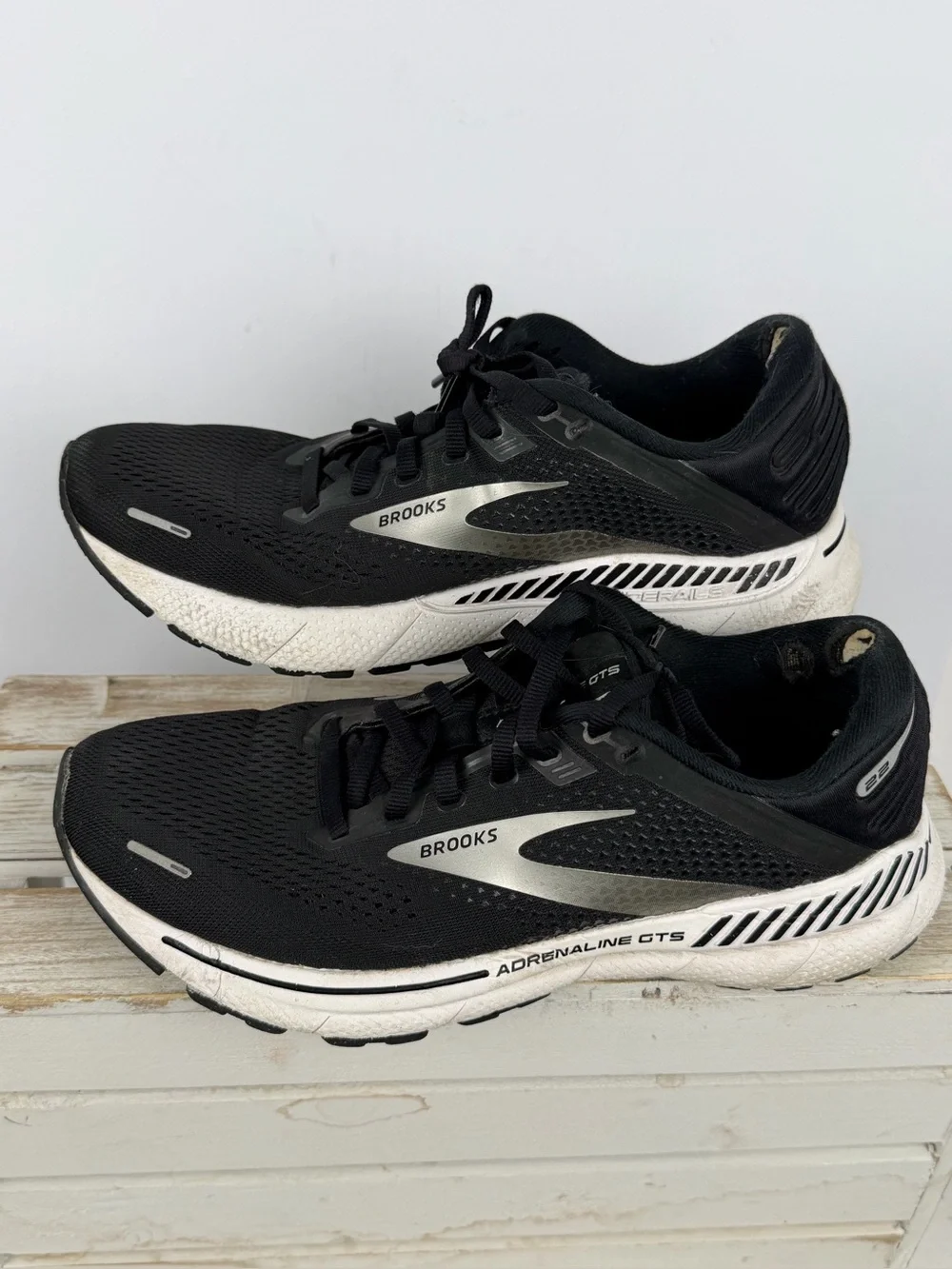 Brooks Adrenaline GTS 22 stability running shoes in black and Silver size 9.5